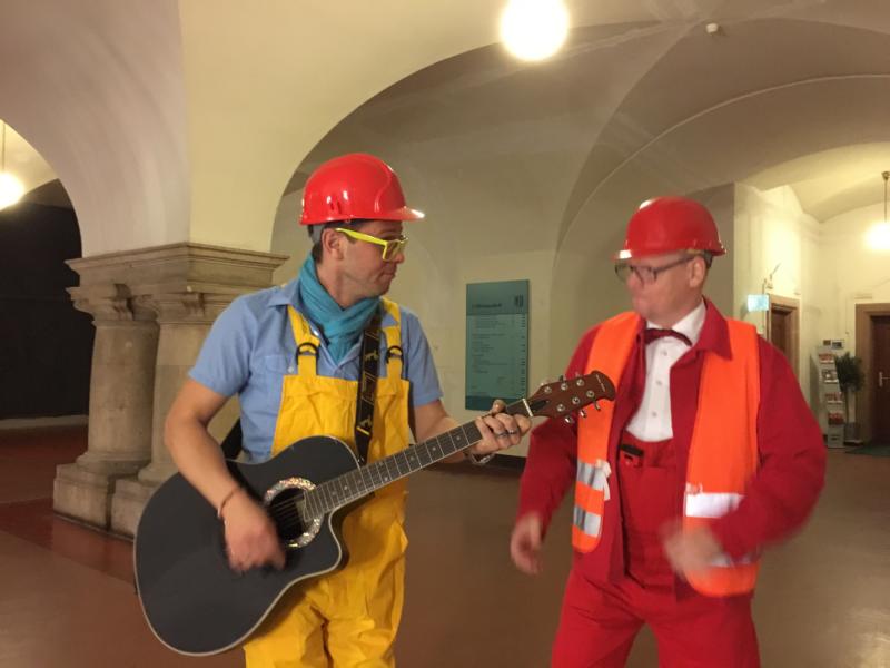 lustige singende Bauarbeiter mit Improtexten