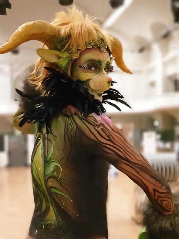 Bodypaint als Umweltkobold zum Nachhaltigkeitskongress