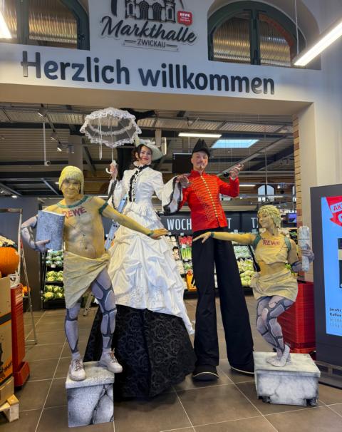 Historische Walkacts auf Stelzen & lebende Denkmäler auf Hoverbord