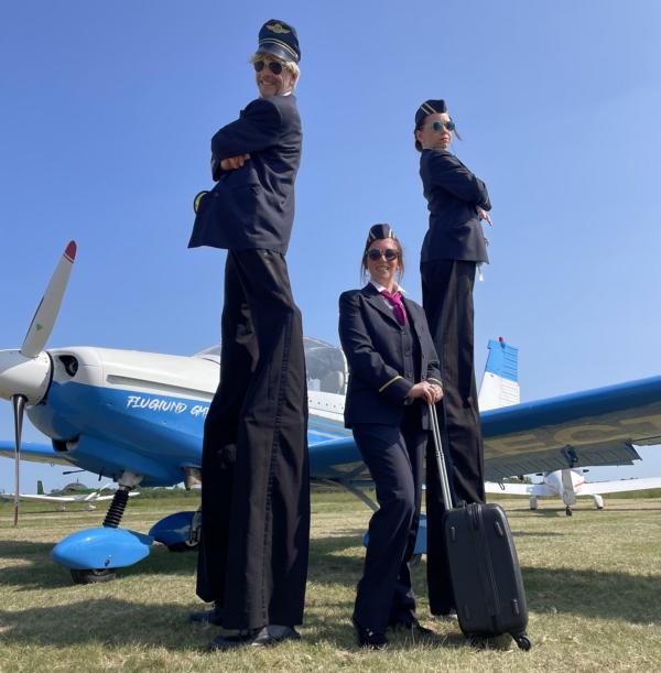 Stelzenflugkapitän & Stelzenstuardess